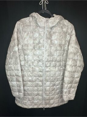 The North Face Thermoball ECO Quilted Hooded Parka - white with light gray XL